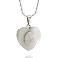 Détail macro du pendentif cœur en nacre avec relief Vierge Marie sur chaîne serpent - Style Prière Vierge Marie Avec Collier / Argent