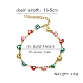 Dettaglio del bracciale malocchio placcato oro 18k con ciondoli a cuore smaltati - Colorato
