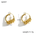 Vista detallada de aretes de aro irregulares dorados con textura de nudo retorcido de 23 mm - Estilo de Charm Multi-Anillo (XJA097)