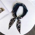 Foulard in seta con stampa leopardata, bordi blu scuro e un design annodato molto elegante - Leopardo Bordo Grigio