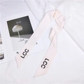 Elegante sciarpa in seta rosa chiaro con stampa LCC nera su sfondo in tessuto bianco - 90cm / LCC Rosa