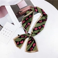Sciarpa twilly stretta in seta a righe verde oliva e nero con motivo a cuori rosa - Striscia Cuore Verde