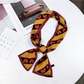 Foulard in seta gialla con strisce nere e cuori rossi in elegante forma annodata - Striscia Cuore Arancio-Giallo