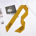 Sciarpa a nastro in raso giallo senape con stampa lettere LCC su sfondo bianco - 90cm / LCC Giallo