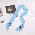 Sciarpa a nastro in raso azzurro con stampa di lettere LCC su sfondo bianco elegante - 90cm / LCC Blu