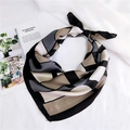 Dettaglio del foulard in seta geometrico annodato con trama liscia e colori eleganti - 70x70cm / Blu Geometrico (Blocco Blu 1)