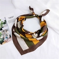 Foulard quadrato in seta satinata con motivi geometrici marrone, verde e giallo - 70x70cm / Arancione Geometrico (Blocco Arancione 2)