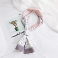 Pañuelo de seda bicolor rosa y gris con patrones de rombos vintage y nudo elegante - Estilo Trébol de Retazos Rosa Blanco