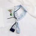 Pañuelo twilly de seda azul cielo con estampado floral geométrico y borde marino - Estilo Floral Retro de Retazos Azul Cielo