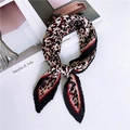 Pleated square scarf with dynamic red and black leopard print pattern - Pleated Leopard (Beige Black)