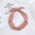Bandeau en suédine rose poudré avec nœud papillon sur fond blanc esthétique - Rose racine de lotus
