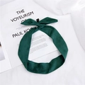 Bandeau à cheveux en daim vert foncé avec nœud sur un fond de magazine blanc - Vert