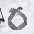 Bandeau gris élégant effet daim avec nœud papillon sur fond en tissu minimaliste - Gris