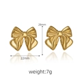 Dettaglio di orecchini a fiocco dorati con dimensioni 28mm x 22mm e finitura lucida - Fiocco Grande Oro