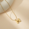 Vista macro del colgante de letra M 3D en oro de 18K pulido con una cadena de serpiente - M Con Cadena de Serpiente