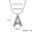 Vue détaillée du pendentif lettre A argenté avec longueur de chaîne et dimensions - Lettre A / Avec Chaîne Serpent