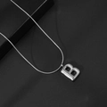 Vue macro d'un pendentif en forme de lettre B argentée sur une chaîne serpent fine - Lettre B / Avec Chaîne Serpent