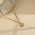 Vue détaillée du pendentif Bélier en or avec relief et chaîne maille Figaro - Bélier