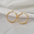 Dettaglio di orecchini a cerchio dorati texture bambù su seta bianca con chiusura - Cerchio con Trama di Bambù / Oro