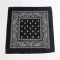 Bandana quadrata nera con motivo paisley in puro cotone e bordi cuciti di qualità - Nero