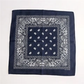 Bandana quadrata blu navy 100% cotone con motivo paisley bianco classico su sfondo bianco - Blu Notte