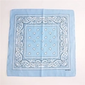 Bandana quadrata azzurra in cotone 100% con motivi paisley neri e bianchi - Zircone Blu Chiaro
