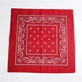 Bandana quadrata rossa in 100% cotone con motivi paisley bianchi tradizionali - Rosso