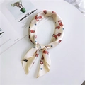 Foulard en soie beige avec motifs renards et étoiles bleues noué avec élégance - 70cm / 3 Renard Abricot