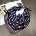 Foulard quadrato classico a righe effetto seta esposto su una scrivania di legno - 70cm / Blu Navy a Righe