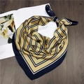 Dettaglio ravvicinato di un foulard in seta a righe su una rivista su fondo di legno - 70cm / Giallo a Strisce