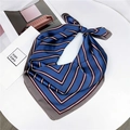 Dettaglio di un foulard quadrato di seta a righe blu scuro con elegante trama satinata - 70cm / A Righe Blu