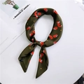 Foulard en satin vert foncé à motifs renards oranges et étoiles noué en boucle chic - 70cm / 4 Renard Vert