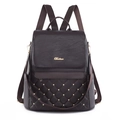Mochila para mujer en cuero acolchado chocolate oscuro con remaches dorados y asa - Marrón
