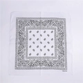 Bandana bianca in cotone 100% con classico motivo paisley nero stile quadrato - Bianco