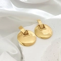 Minimalistische 18K vergoldete große runde Scheibenohrringe auf weißem Marmorsockel - Gold Rund
