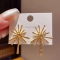 Einzigartige goldene Feuerwerk-Ohrstecker mit S925 Silbersteckern auf einer Schmuckkarte - Gold