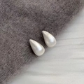 Primer plano de pendientes de gota plateados con acabado de metal cepillado - Estilo Cepillado (F110) / Plateado