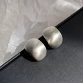 Dettaglio di orecchini a cerchio spessi in argento con texture in metallo spazzolato - Stile Argento Spazzolato (E317)