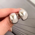 Dettaglio di orecchini a chicco d'argento massiccio con finitura a specchio lucida - Stile Argento Lucido (D318)