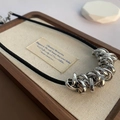 Minimalistische schwarze Kordelkette mit silbernen Ringen auf edler Präsentation - Schwarze Seilkette