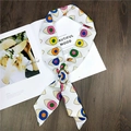 Dettaglio di sciarpa in seta con stampa Evil Eye colorata e fibbia ad anello in metallo dorato - Pois Bianchi (1)