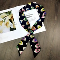 Dettaglio di foulard Twilly con motivo occhi colorati e fibbia in metallo dorato - Pois Neri (2)