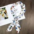 Dettaglio di un foulard bianco con motivi di foglie autunnali e anello di chiusura dorato - Motivo Foglia Bianca (3)