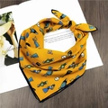 Foulard quadrato giallo con stampa Alice su una rivista e tavolo in legno scuro - Illustrazione del Personaggio dei Cartoni Animati di Alice (1人物黄)