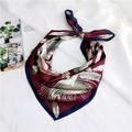 Detalle de pañuelo de seda con plumas rojas y bordes azul marino sobre tela blanca suave - 70cm / Pluma Rojo Vino