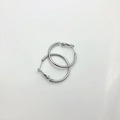 Gros plan détaillé de boucles d'oreilles créoles en acier titane poli argenté - Cercle de 3cm (202 Acier au Titane)