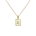 Collier en or minimaliste avec pendentif carré en nacre et lettre E dorée - Lettre E