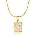 Collier chaîne serpent en or 18K avec pendentif carré en nacre mauve et lettre C - Lettre C / Or