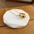 Collier goutte d'eau minimaliste doré sur présentoir octogonal avec fini miroir - 02-D4 Court Or