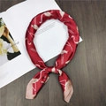 Burgunderrotes Seiden-Vierecktuch mit weißem Flamingo-Druck und geometrischem Muster - Flamingo Rot (35)